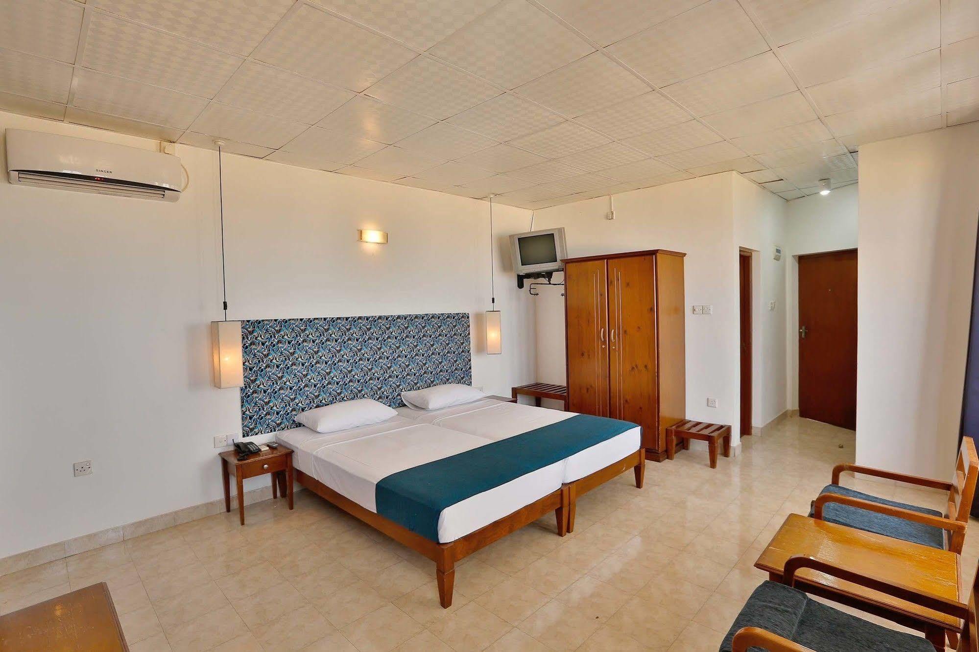 The Reef Beach Hotel Negombo Exterior foto