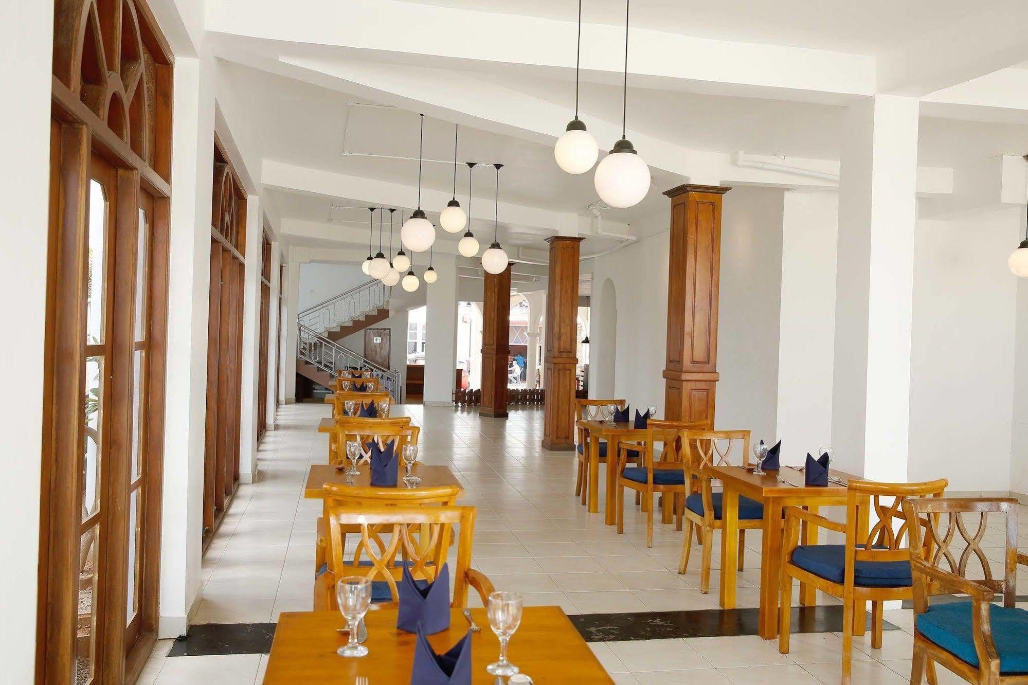 The Reef Beach Hotel Negombo Exterior foto